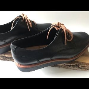 Clarks Oxford lace up women’s shoes, size 9